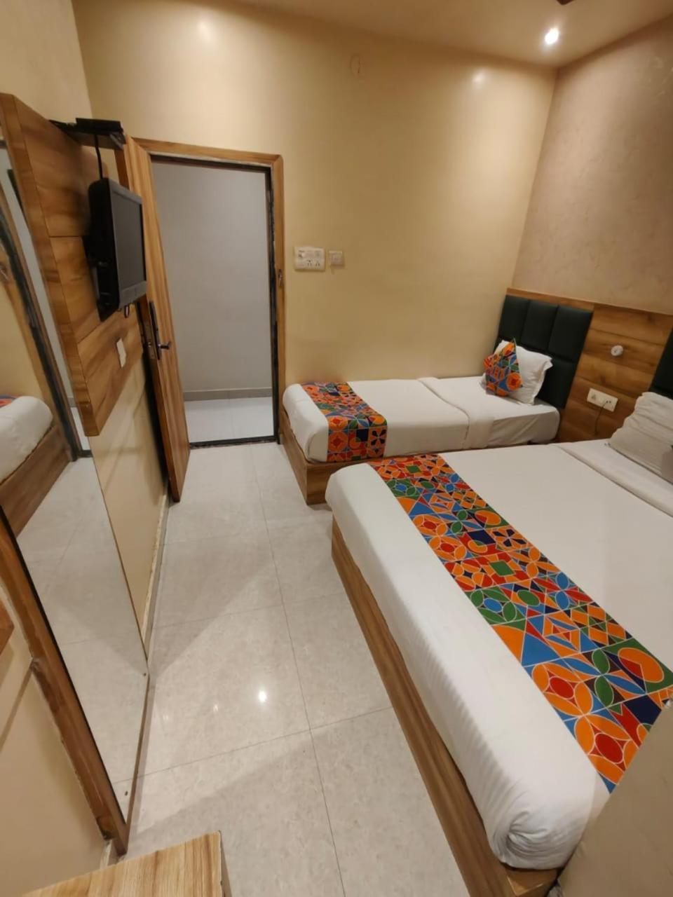 Hotel Sun City Near Saifee Hospital And Hn Reliance Hospital Bombay Esterno foto