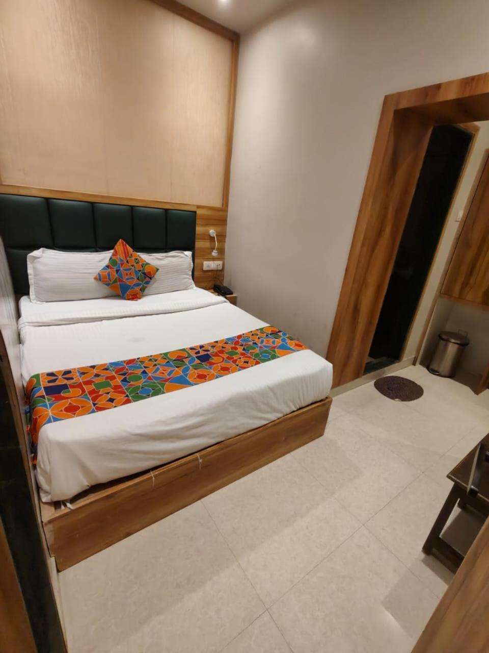 Hotel Sun City Near Saifee Hospital And Hn Reliance Hospital Bombay Esterno foto